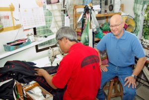 Herrebunader produseres av dyktige og erfarne skreddere på fabrikken til Bunad For Menn