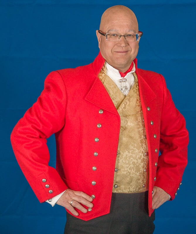 Vestfoldbunad med rød jakke og gul silkebrokadevest.